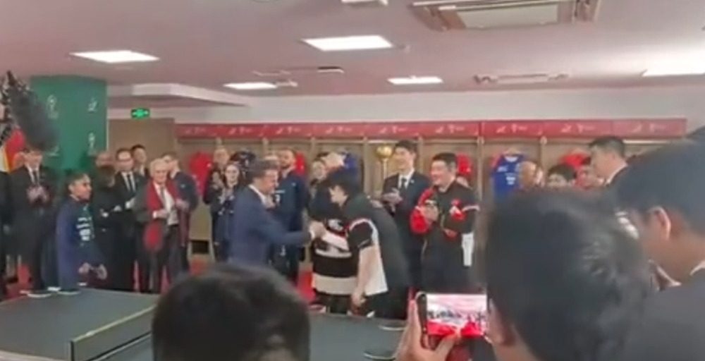 馬克龍與王楚欽握手。 微博