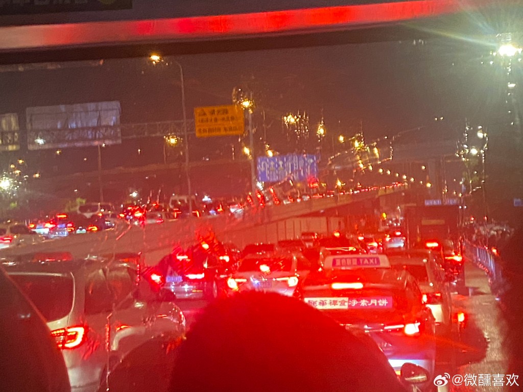 暴雨之下上海超級塞車。 微博
