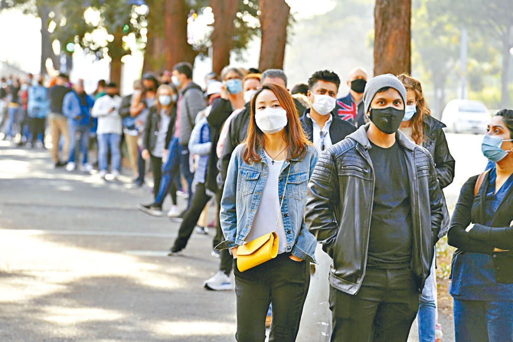 民众上周四在雪梨奥运公园排队，等候接种新冠疫苗。