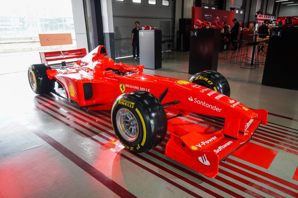 场内摆放了法拉利F1战车、多部价值馀10馀万元精致模型车，以及各式品牌精品等。