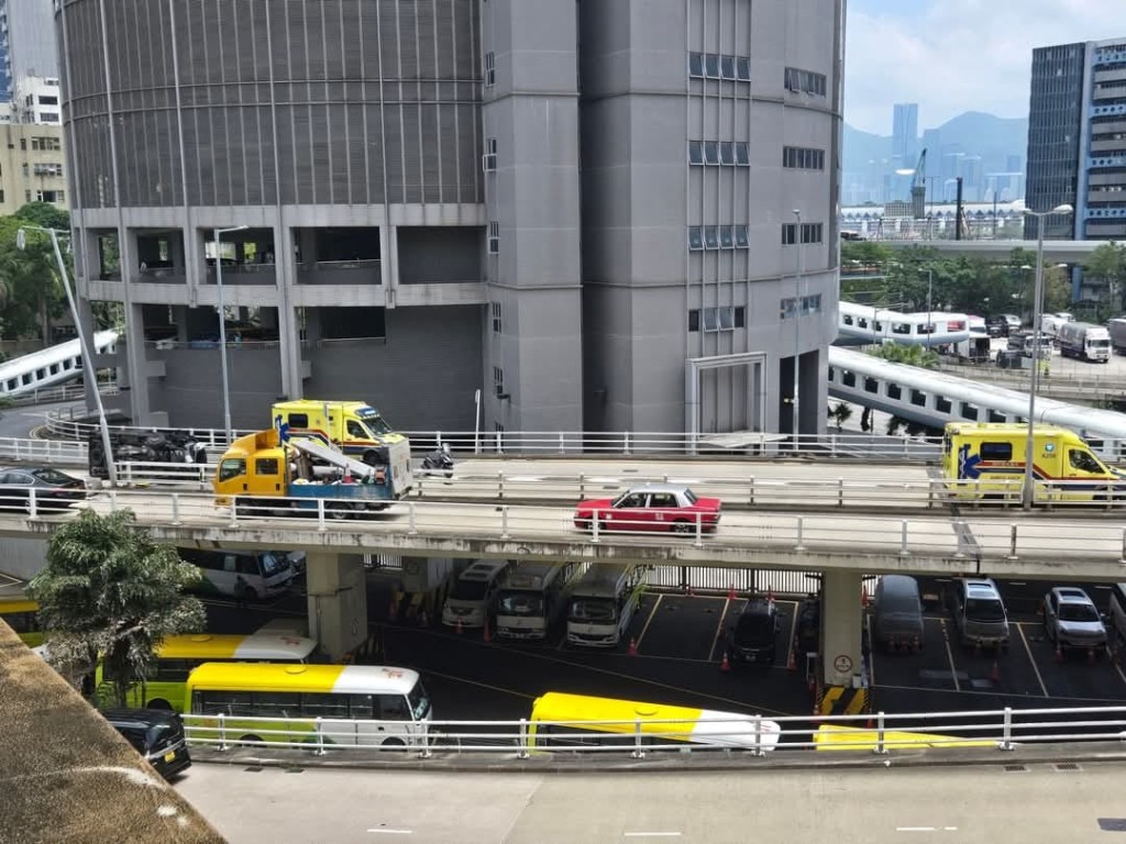 啓福道天橋(往啟德隧道方向)近祥業街的全線仍然封閉。fb 車cam L(香港群組) 啓福道天橋(往啟德隧道方向)近祥業街的全線仍然封閉。fb 車cam L(香港群組)