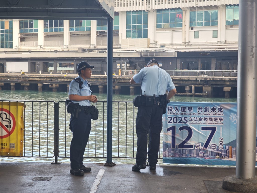 尖沙咀天星碼頭男子墮海,送院搶救不治。蔡楚輝攝 尖沙咀天星碼頭男子墮海,送院搶救不治。蔡楚輝攝