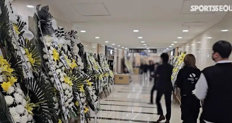 家人安排宋再臨今日(14日)正午出殯,宋再臨將葬於首爾市立昇華院。 家人安排宋再臨今日(14日)正午出殯,宋再臨將葬於首爾市立昇華院。