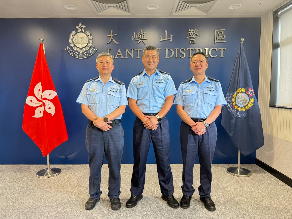 警長楊啟光(中)、高級警員王顯勝(左)和林波(右)拯救生命的事跡,獲得九龍金域扶輪社「社區服務獎」提名。 警長楊啟光(中)、高級警員王顯勝(左)和林波(右)拯救生命的事跡,獲得九龍金域扶輪社「社區服務獎」提名。