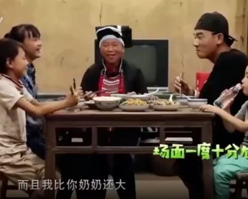 奶奶家兩個小孩對小春說話感驚訝，反而Jasper處之泰然。（截圖）