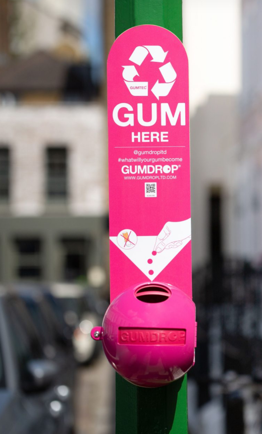 英国设计师Anna Bullus设计香口胶回收盒，并将嚼过的香口胶造成咖啡杯等产品。 Gumdrop