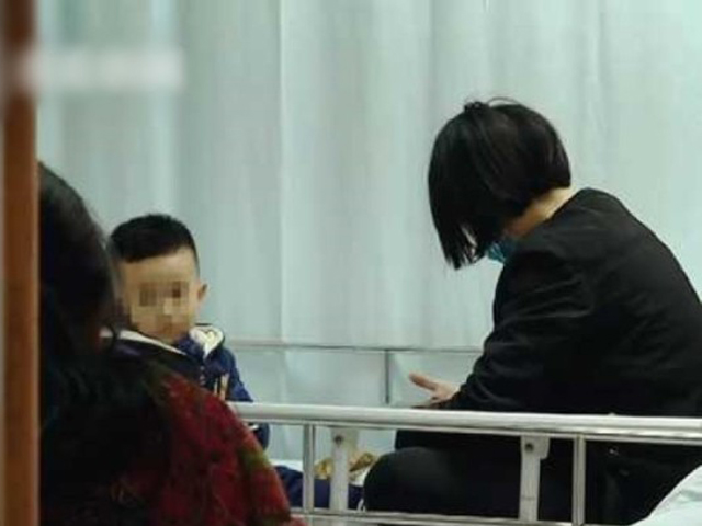 男童接受手術,將「珍珠」取出,目前已康復出院。 網圖