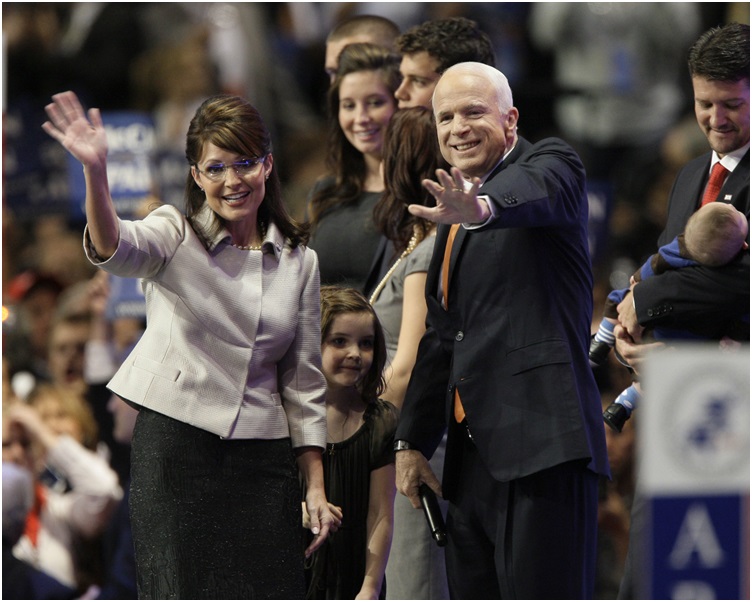 2008 年與佩林組成競選拍檔參選總統。 AP  