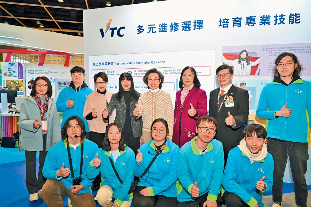 公務員事務局局長楊何蓓茵表示，政府近年推出一系列措施，吸引有志服務社會人士加入政府。  