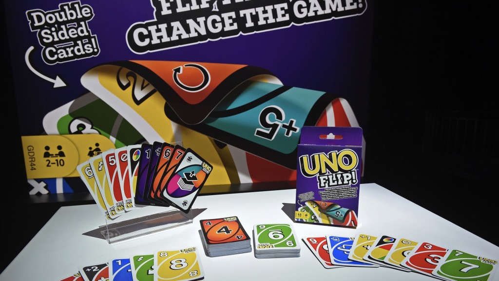 UNO是一款经典游戏，美泰儿力求创新，增加不同玩法保持新鲜感，例如图中的双面卡牌UNO flip!。  美联社