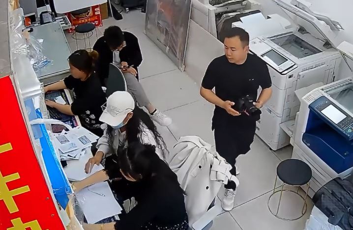 白帽女打印后迫店员协助分类不果，即情绪崩溃。抖音