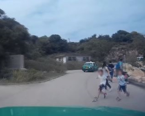 兩個兒童突然衝出馬路。「的士司機資訊網 Taxi」Facebook群組影片截圖