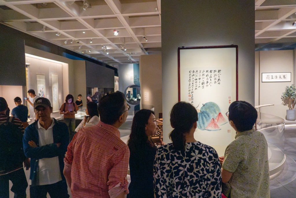 林定國仔細參觀展品。林定國FB圖片