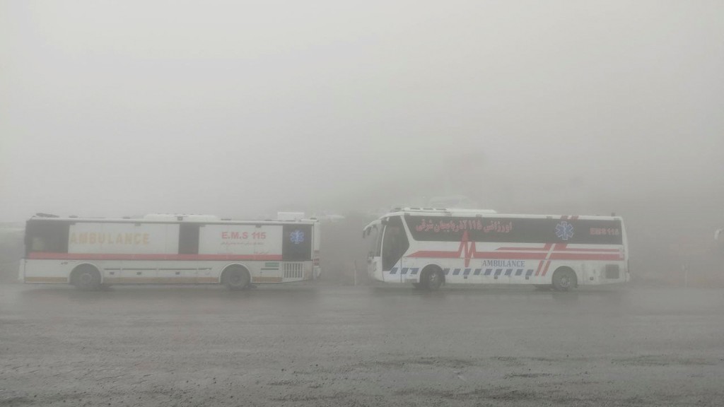 救援車輛處於濃霧中。路透社