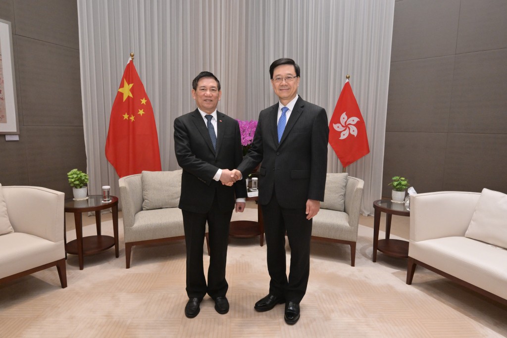 行政長官李家超（右）今日與到訪香港的越南副總理胡德福（左）會面。政府新聞處