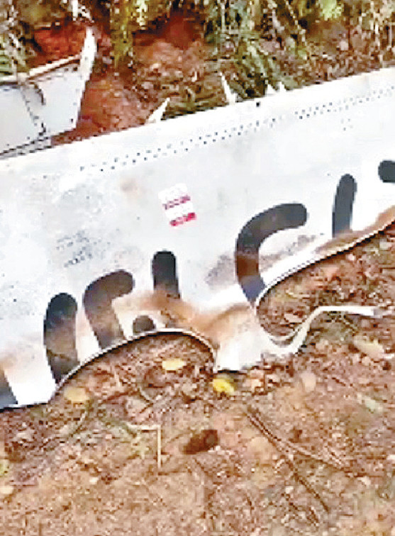 ■飛機碎片散落地上。