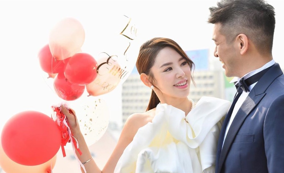 兩人於兩年前二月結束八年愛情長跑結婚。