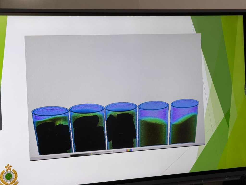 裝有白銀的鐵罐,其X光影像呈現黑色。曾志恒攝 裝有白銀的鐵罐,其X光影像呈現黑色。曾志恒攝