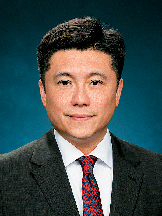 謝振中在政府公開招聘中脫穎而出，獲聘接任新聞處處長，合約期三年。