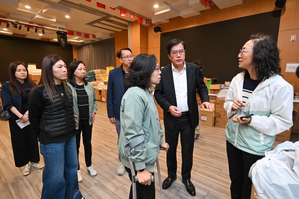 黃偉綸今日聯同麥美娟等官員,前往探訪獲安排暫住的受災居民。黃偉綸FB 黃偉綸今日聯同麥美娟等官員,前往探訪獲安排暫住的受災居民。黃偉綸FB