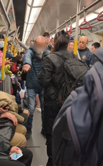 阿伯表示想坐空位但指有人不讓路。fb馬路的事討論區IntelligentRaspberry8256影片截圖