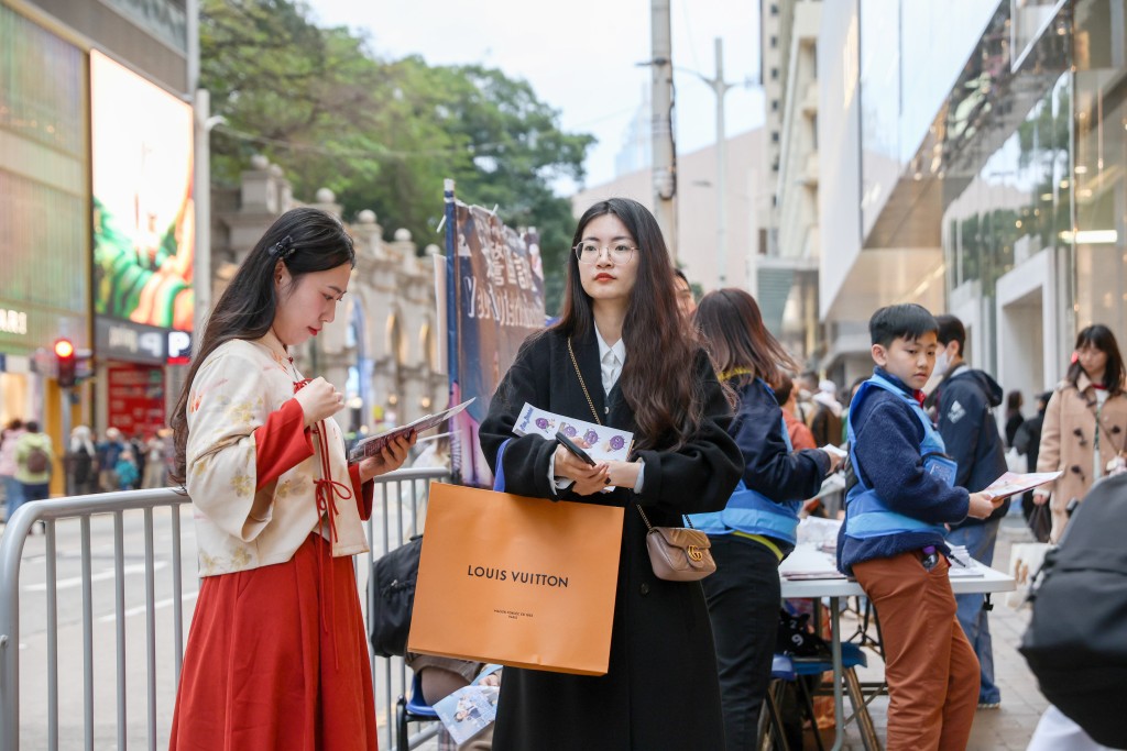 年廿九至年初四，外地旅客亦增加了一成多。