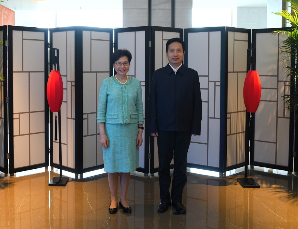 林鄭月娥（左）今日在西安與陝西省省長趙一德（右）會面。新聞處圖片