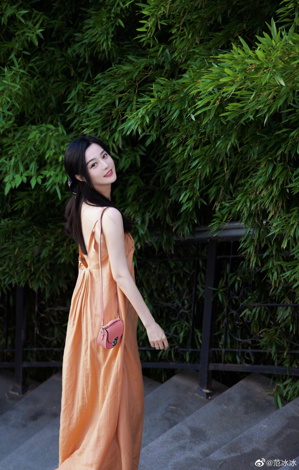 橙色吊帶連身裙的夏日look，好有少女味。