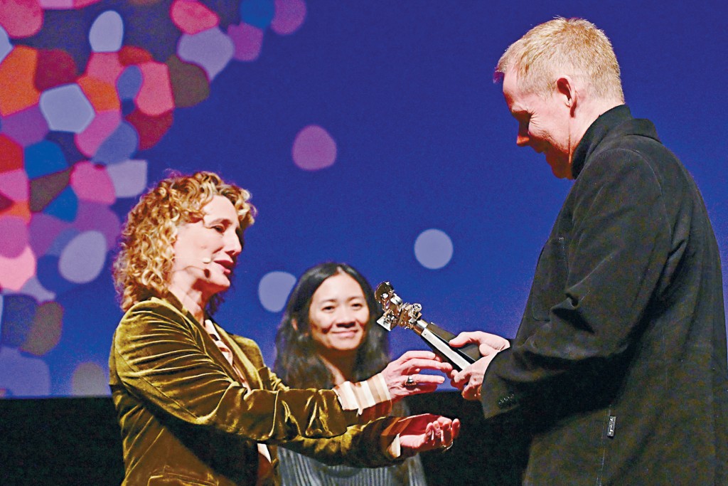 趙婷（中）上台表揚《哈》片配樂作曲家Max，在柏林獲「金攝影機獎」。