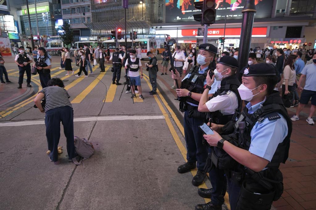 軍裝警員在銅鑼灣一帶駐守並截查市民。