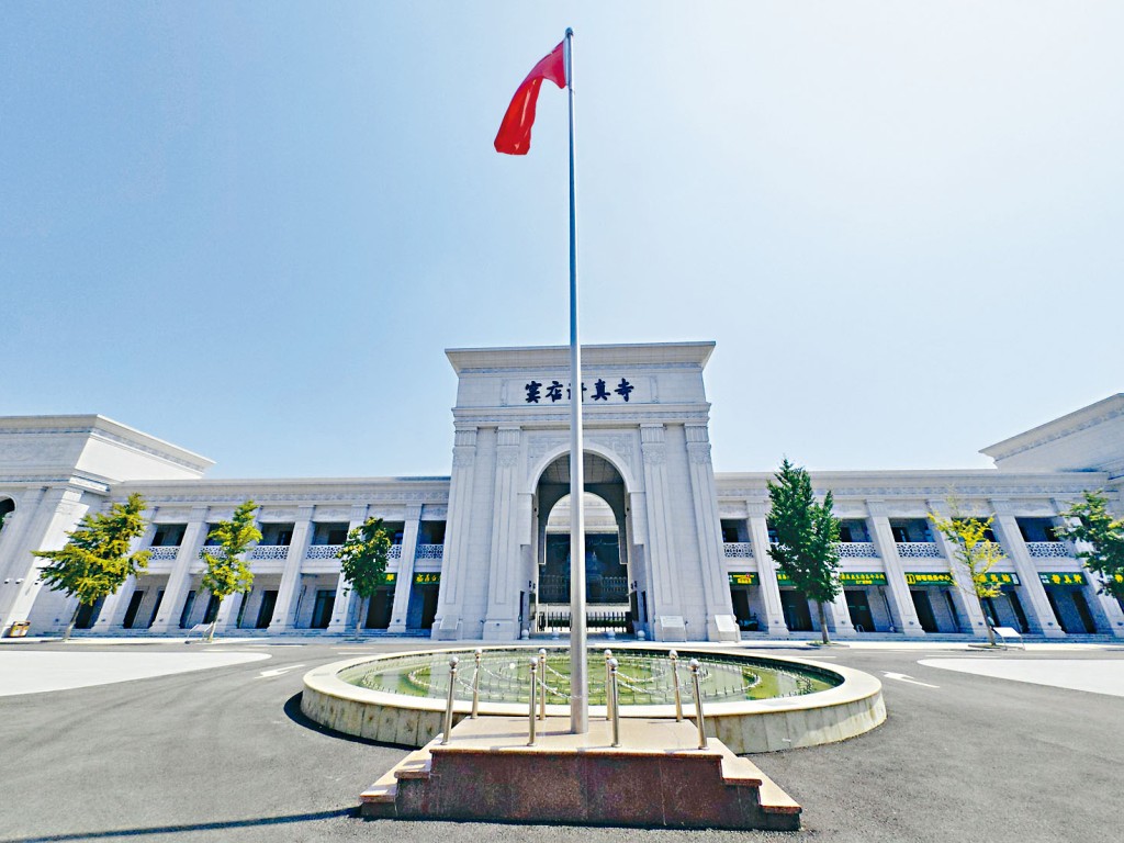 窦店清真寺原有的圆顶已被拆除，充满中国风格。