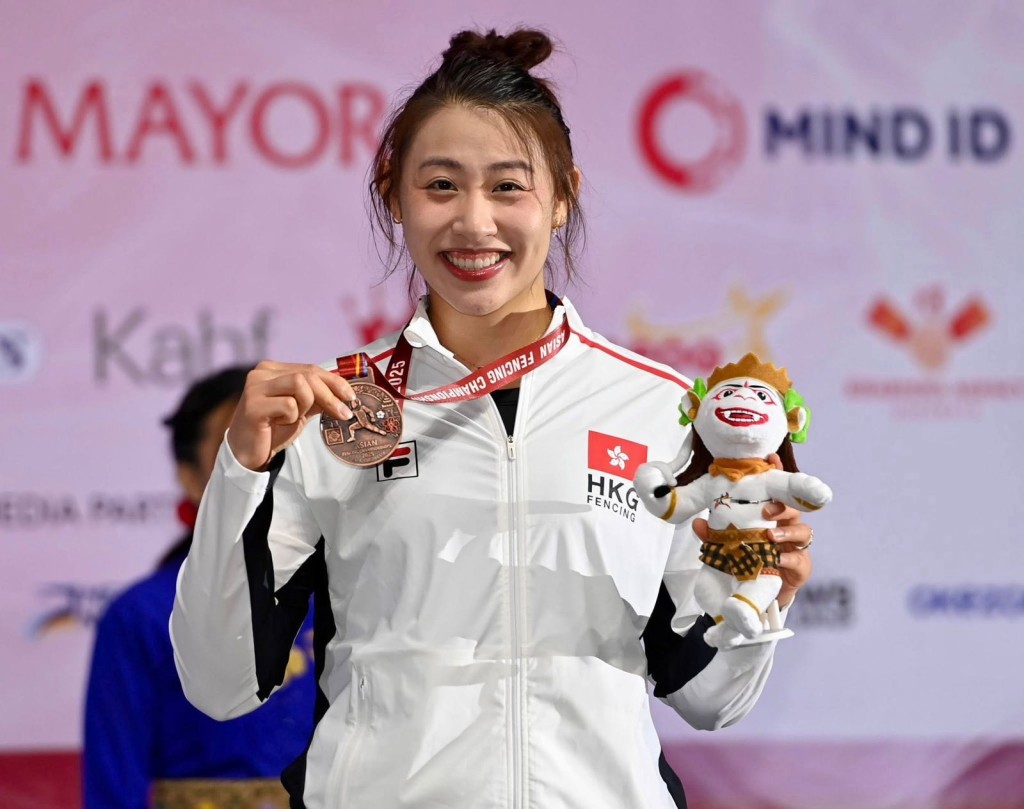佘佘於上周在亞錦賽奪女重個人賽銅牌,為世大運打了支強心針。香港劍總圖 佘佘於上周在亞錦賽奪女重個人賽銅牌,為世大運打了支強心針。香港劍總圖