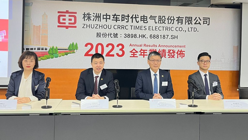 時代電氣執行董事兼總經理尚敬（左二）、董事長兼執行董事李東林（左三）及董事會秘書龍芙蓉（右一）。