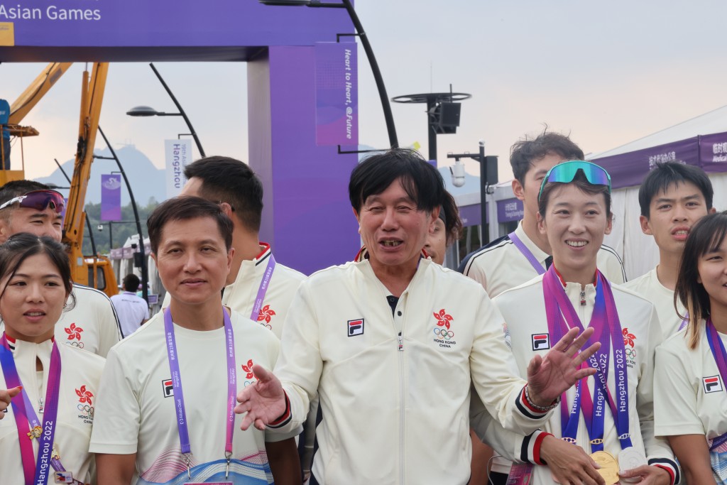 沈教练满意杭州亚运的成绩，包括右边的杨倩玉，一人独揽１金 １ 银 １ 铜。资料图片