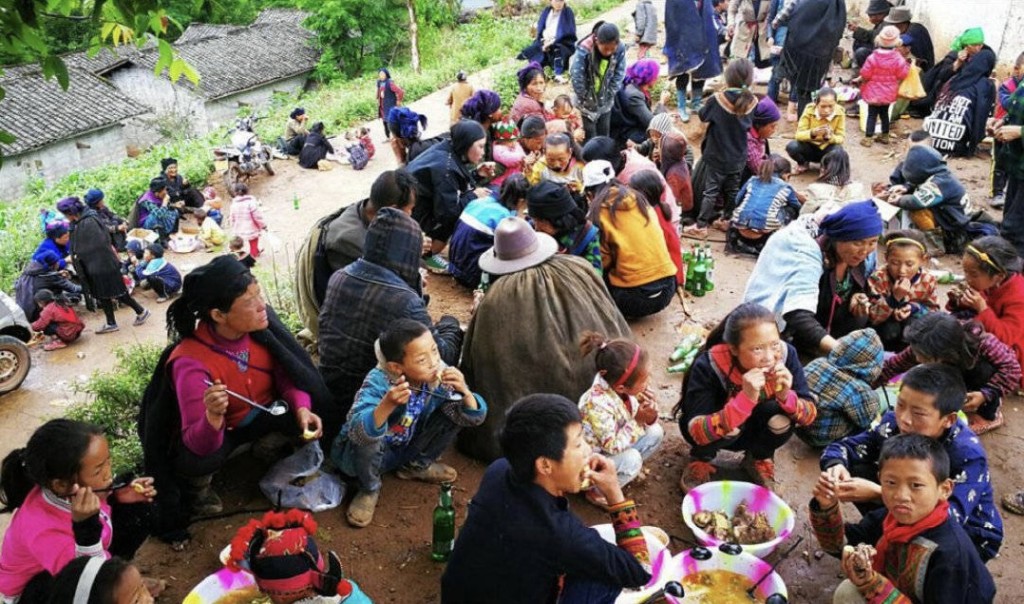 网民科普凉山，发现当地确实有蹲着吃饭的习俗。
