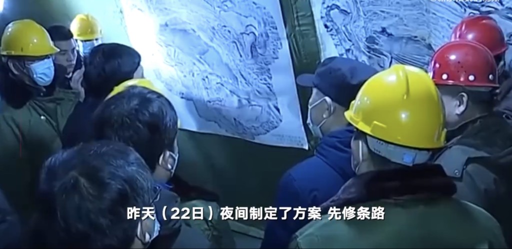 內蒙古阿拉善左旗新井煤業露天煤礦塌方救援現場，專家開會決定救援方案。 網上圖片