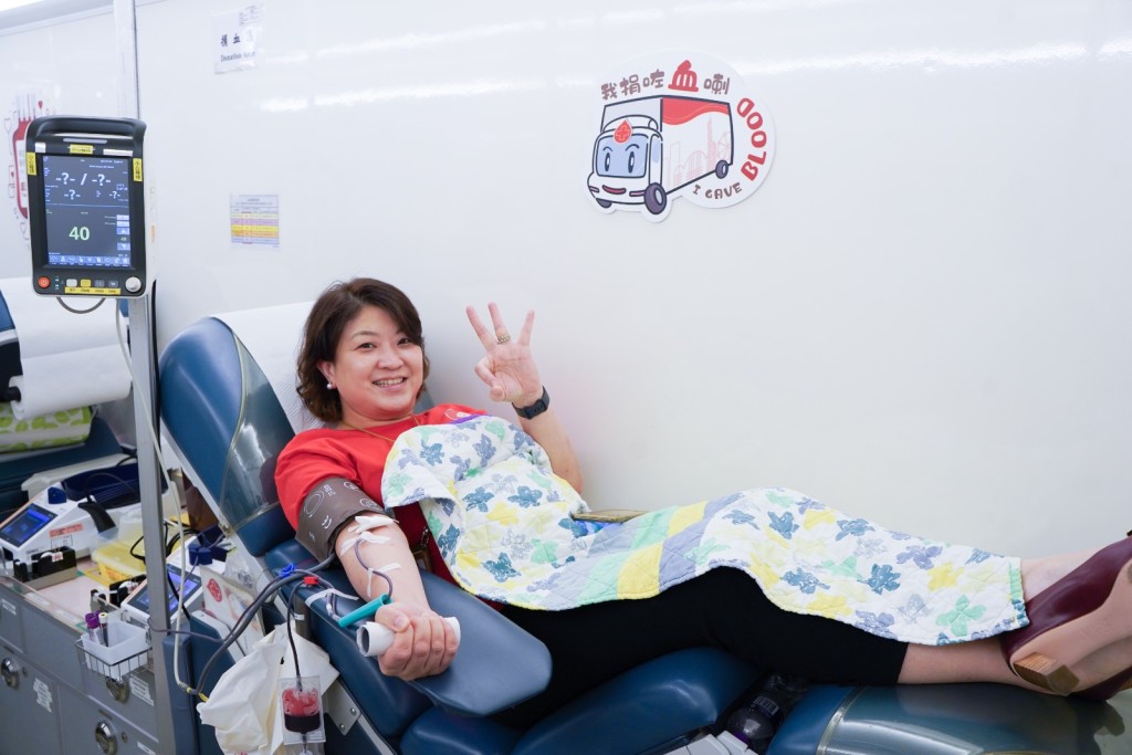 医务衞生局局长副局长李夏茵亲身捐血支持。政府新闻处