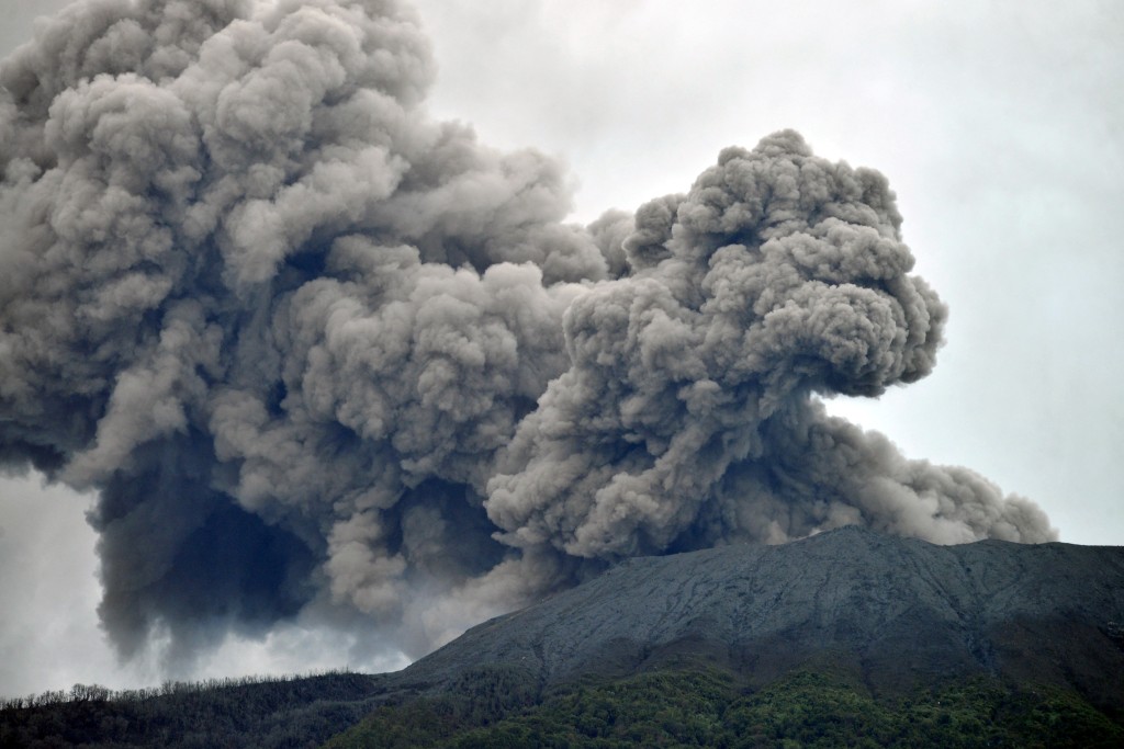 印尼馬拉皮火山爆發，火山灰直衝3千多米高空。路透社