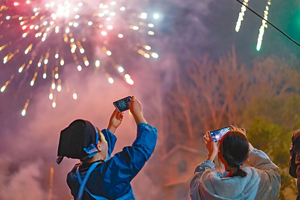 放烟花、点爆竹是春节传统习俗。