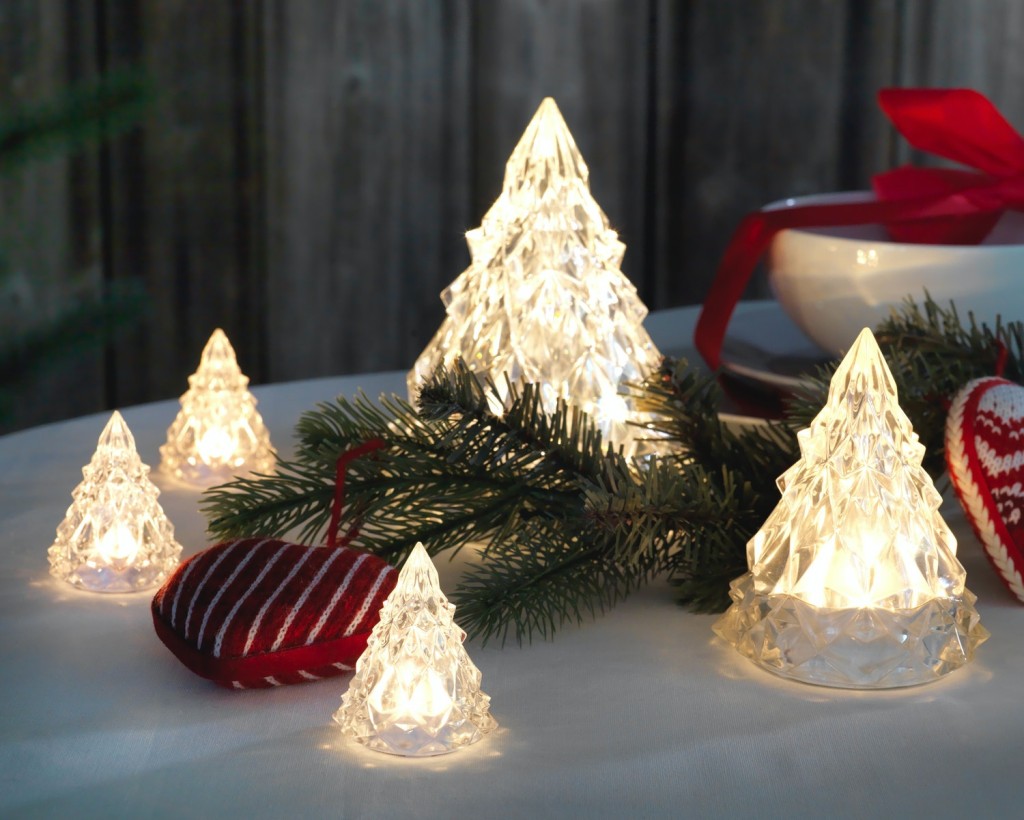 KÖLDKNÄPP Led以迷你聖誕樹為造型，裝飾燈亮起後，光線更會從多角度折射到牆上，營造夢幻的浪漫氣氛。(D)