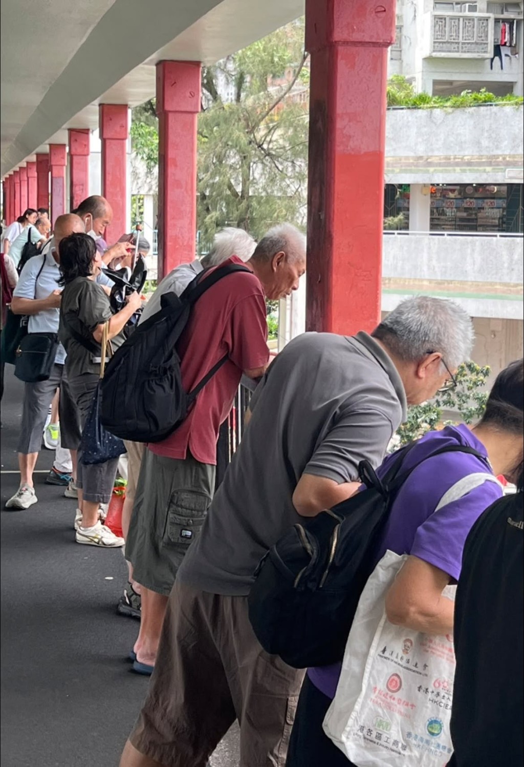 多名居民在橋上駐足觀賞。網上圖片 多名居民在橋上駐足觀賞。網上圖片