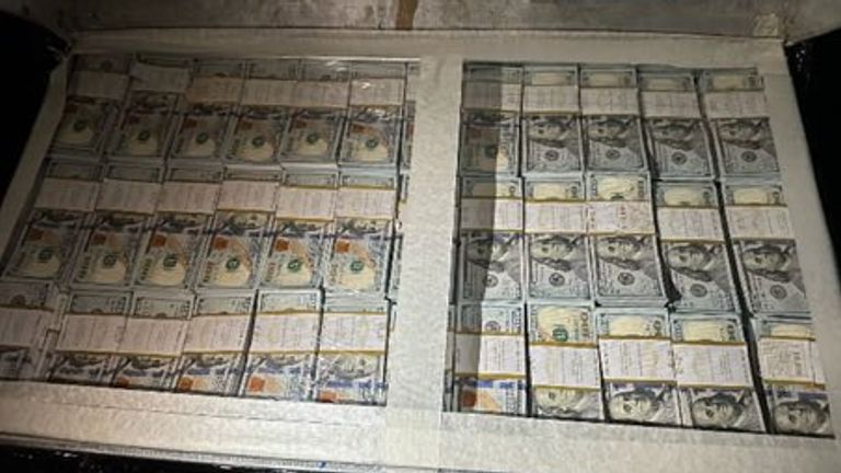 美國檢察官埃賽利在X平台上發放一張大捆現鈔的照片。 @USAttyEssayli / X