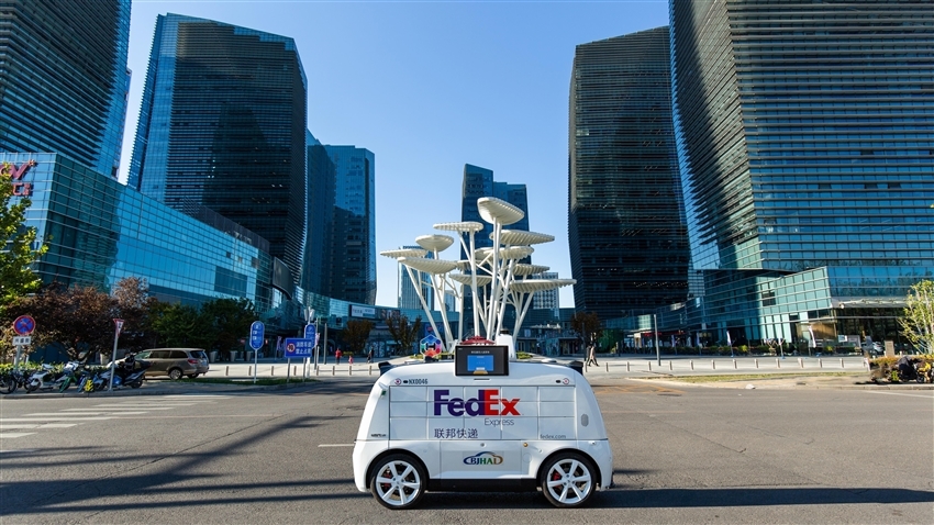FedEx無人車測試,可應付複雜的路面情況和自動識別紅綠燈,貨櫃更可轉換至溫控貨櫃和智能儲物櫃。