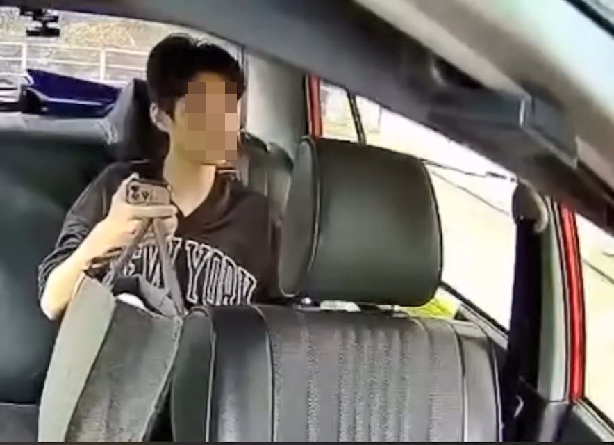 當的士抵達目的地時,青年立即「一支箭」開門落車。 當的士抵達目的地時,青年立即「一支箭」開門落車。