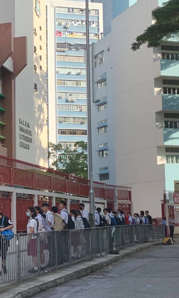 沐恩中學外有學生組人鏈。Miky Chan‎圖片