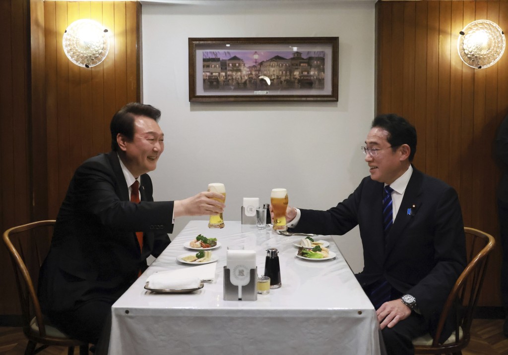 南韓總統尹錫悅（左）和日本首相岸田文雄在東京著名銀座區的 Rengatei 餐廳享用啤酒。AP