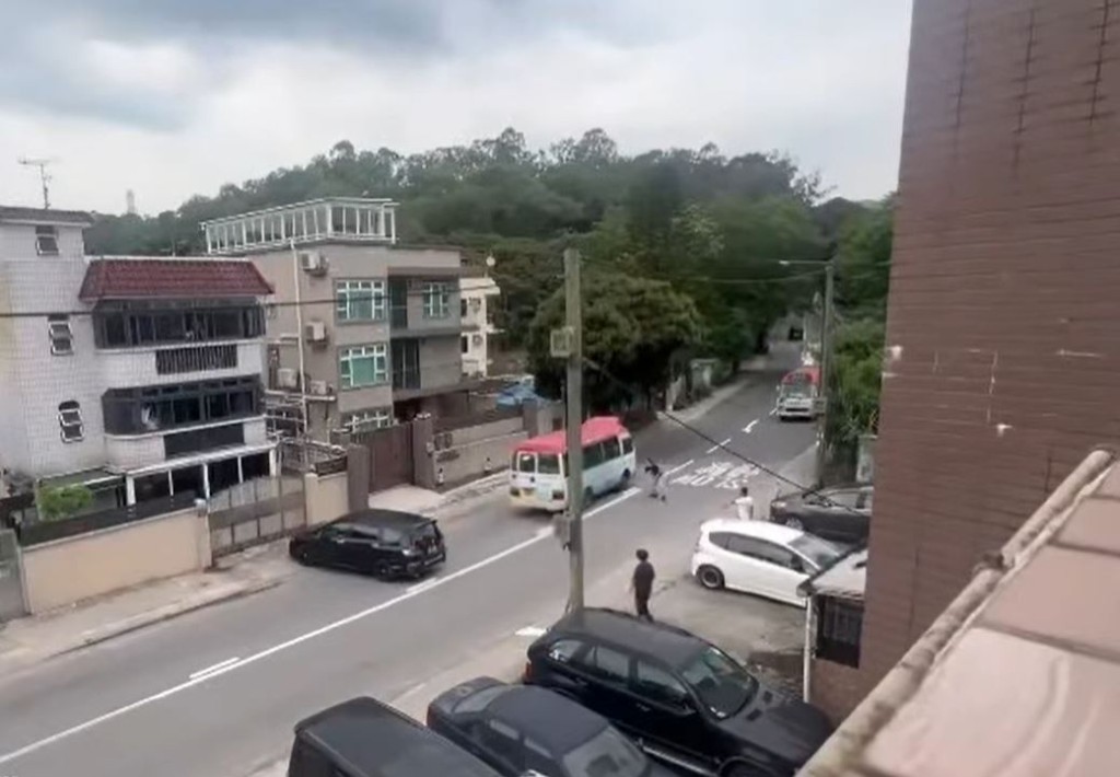 黑衫男子持鐵通再次打向小巴車門。fb馬路的事討論區影片截圖