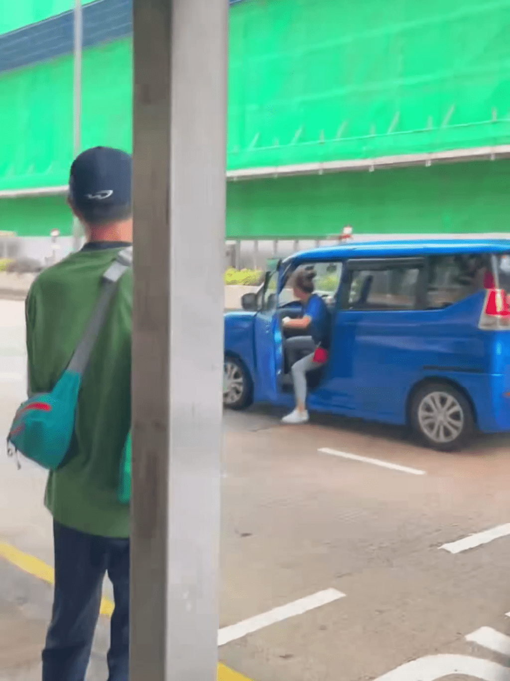 巴士迷自行起身，司機落車查看。FB：Chan Kenny@車Cam L香港群組
