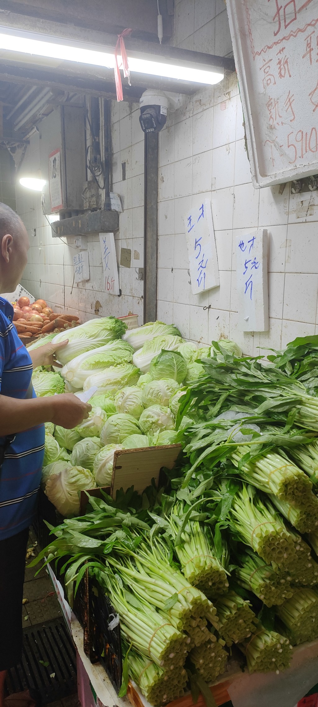 北河街街巿旺菜及椰菜每斤僅5元。