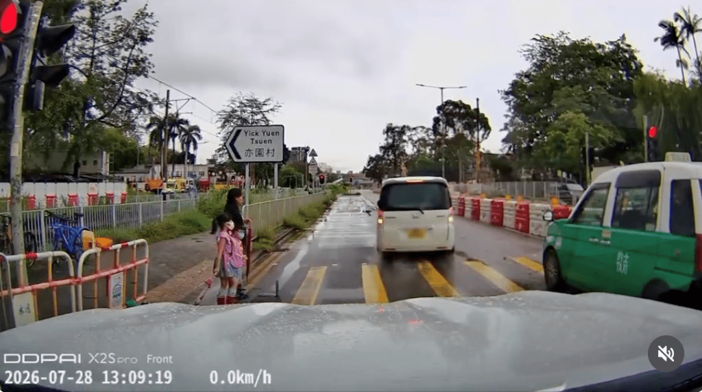 私家車直衝越過行人過路處，外傭與兩名幼童見狀立即停步。Threads@carman_tams